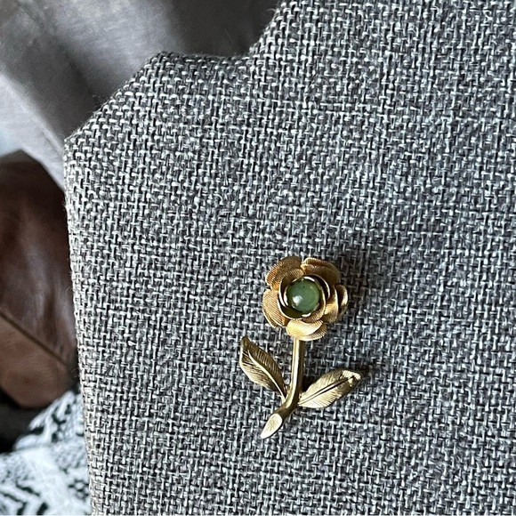 Vintage | Stem Rose with Green Gemstone Gold Tone Brooch Pin - Picture 7 of 11